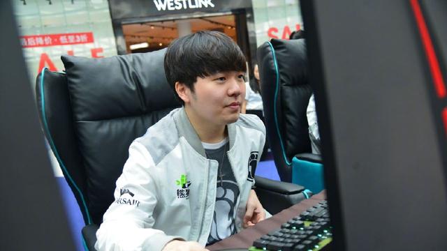 德天空：虽然朗尼克受到拜仁高层赞赏，但俱乐部没和他接触.